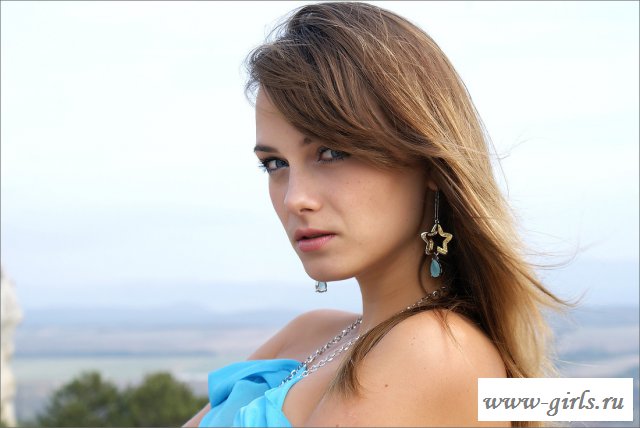 Горная эротика сексуальной телки на фото