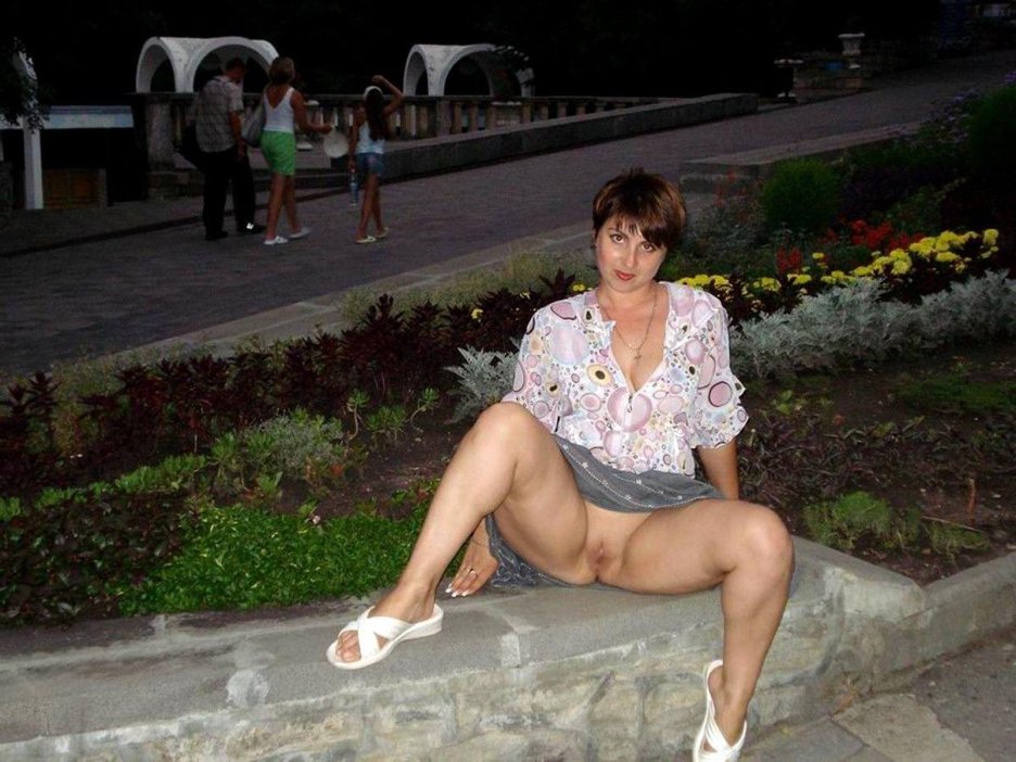 Зрелая ходит без трусов