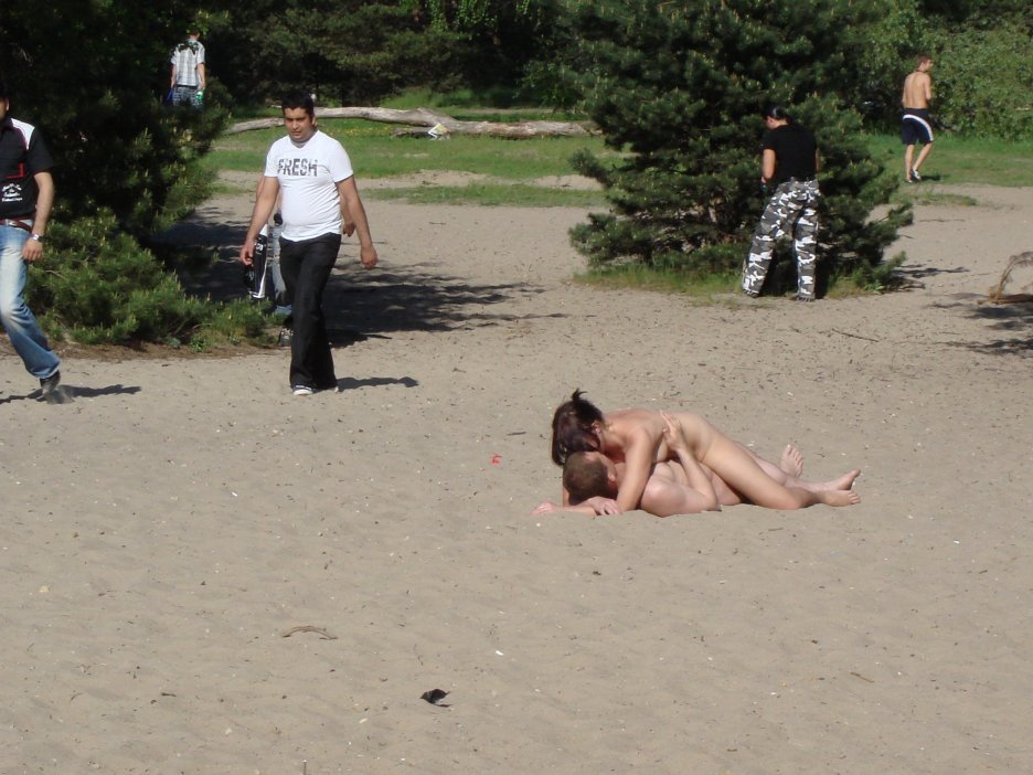 Голая на пляже серебряный Бор