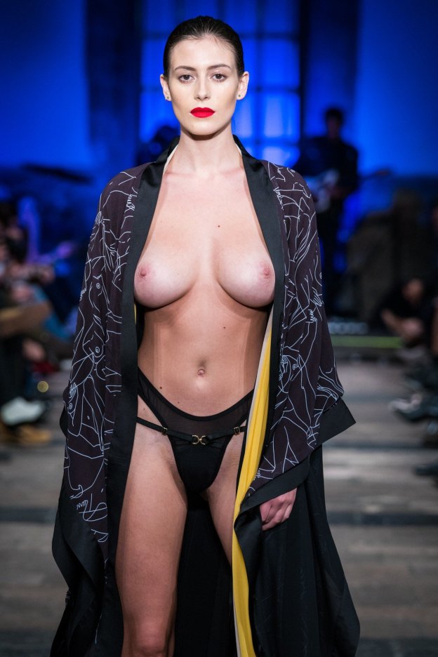 Alejandra Guilmant голая на подиуме