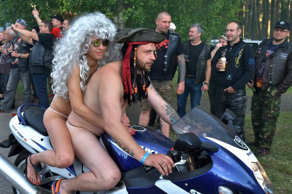 Голые фотомодели на мотоциклах