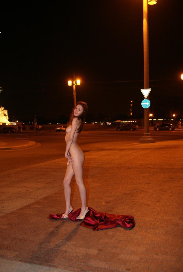 Девушка без трусов ночью
