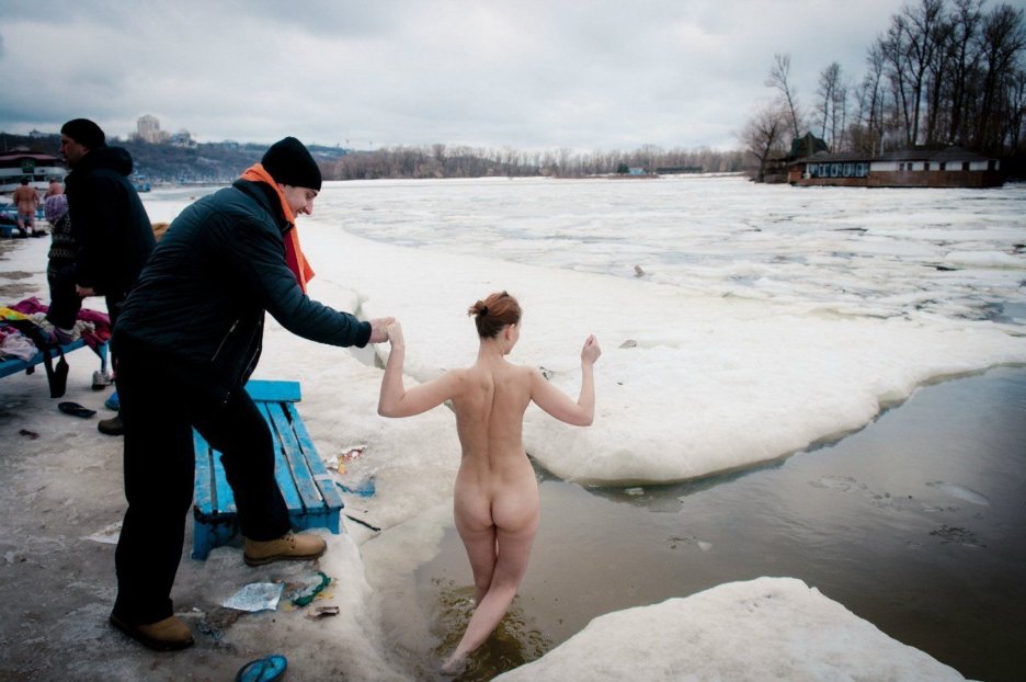 Купание в проруби голышом