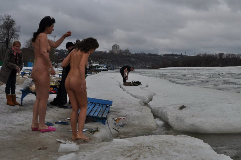 Голые купаются в проруби