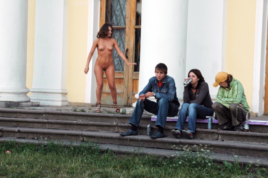 Раздетые парни на улице