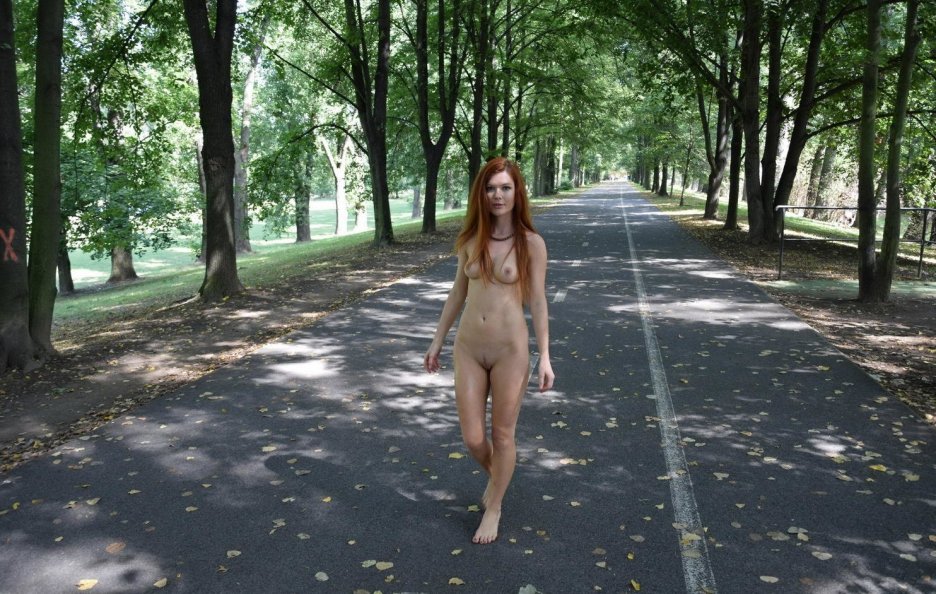 Гуляет по улице без трусов