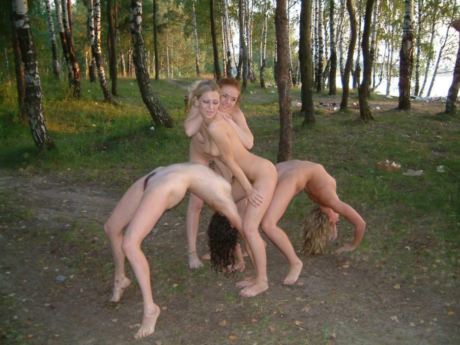 Дамы на корточках голышом