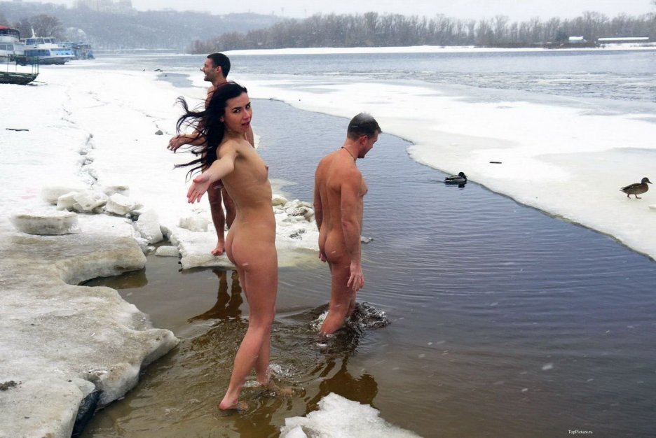 Голые женщины купаются в снегу