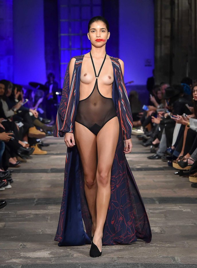Голые манекенщицы на подиуме