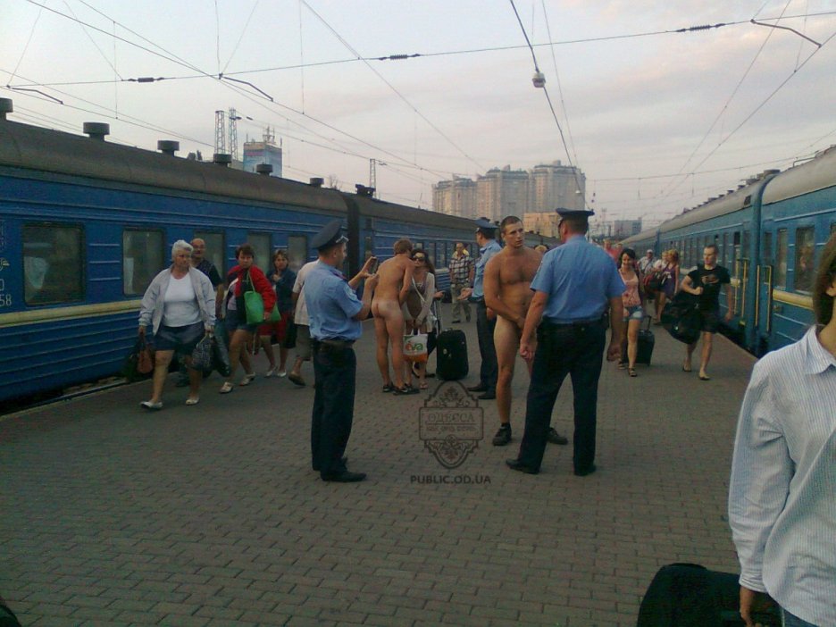Женщины в электричке голые