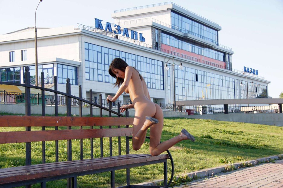 Голые женщины на рельсах