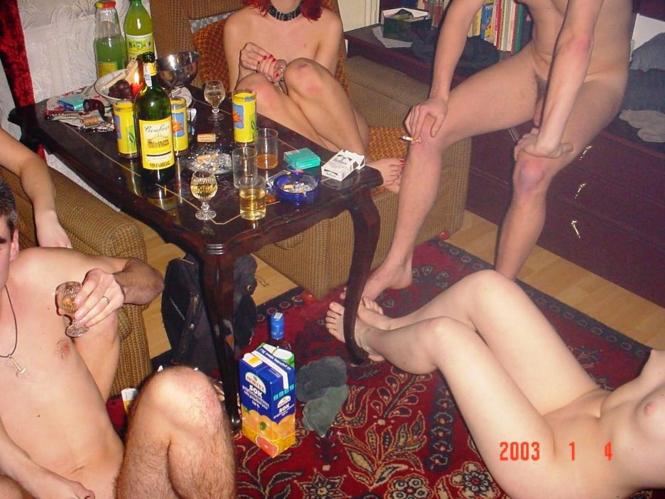 Голые пьяные девки веселятся