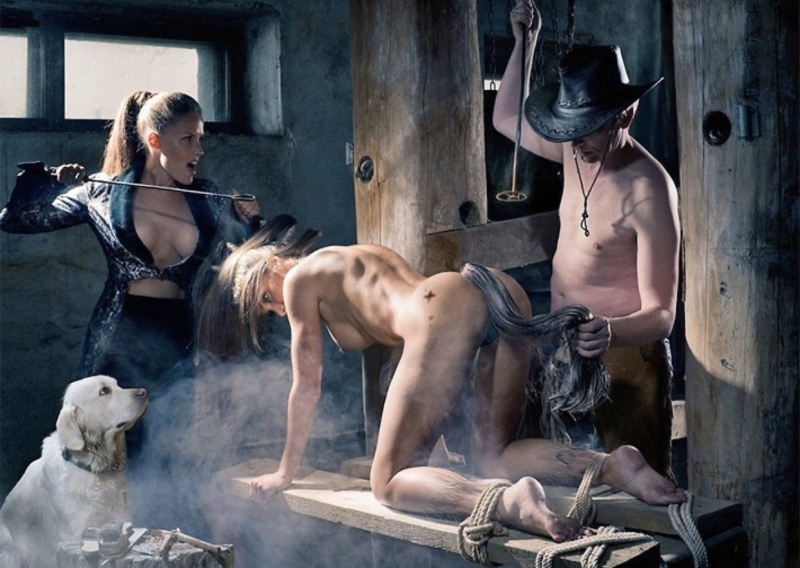 Ню фотосессия в конюшне