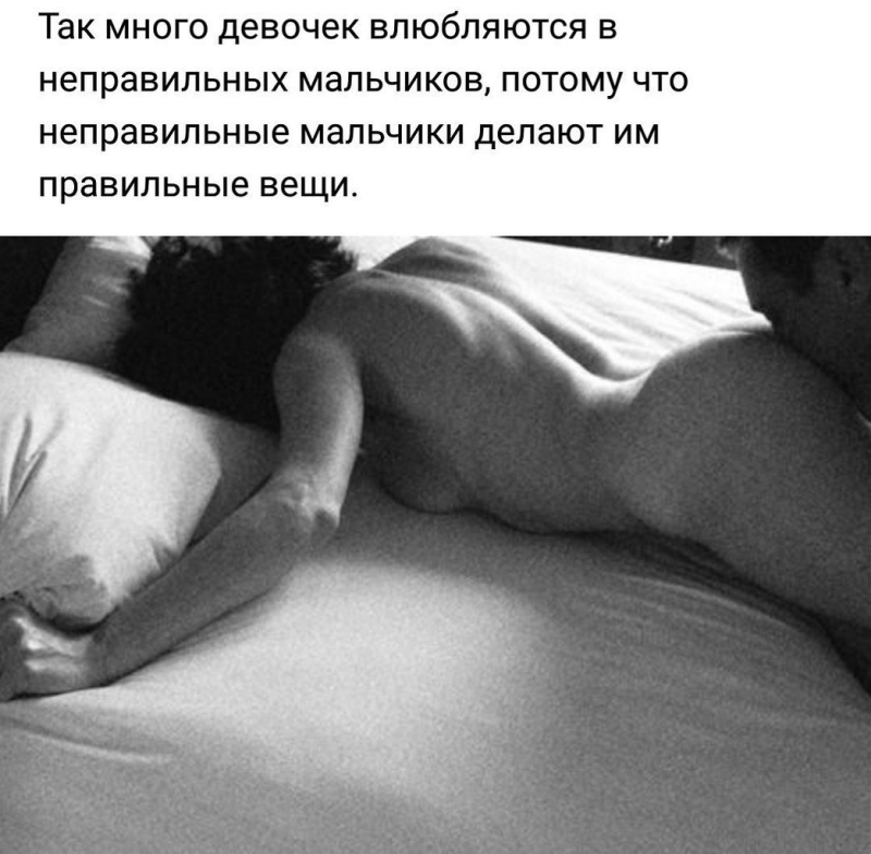 Голый парень под одеялом