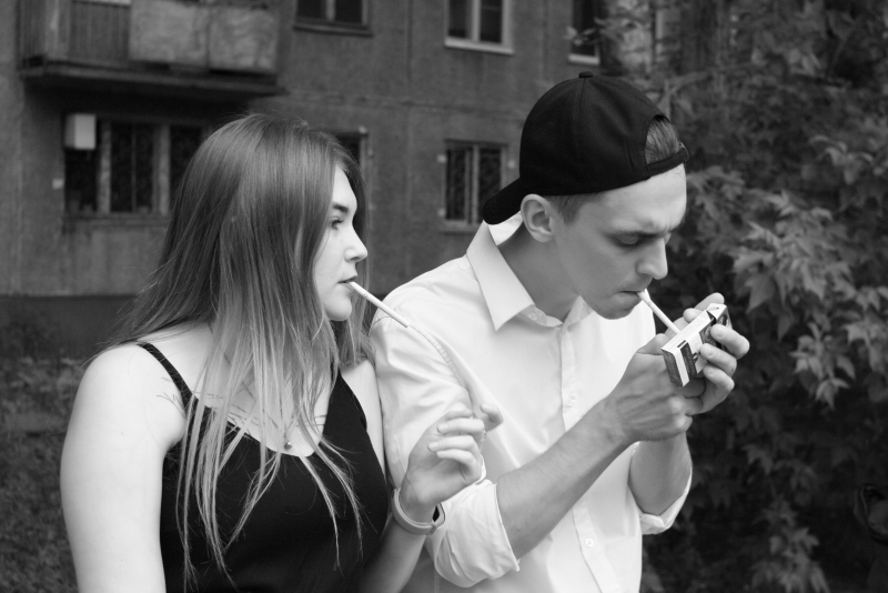Парень лежит и курит