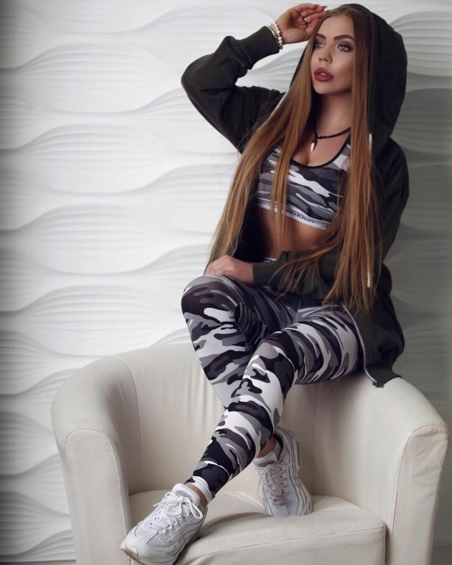 Блоггер и певица Карина