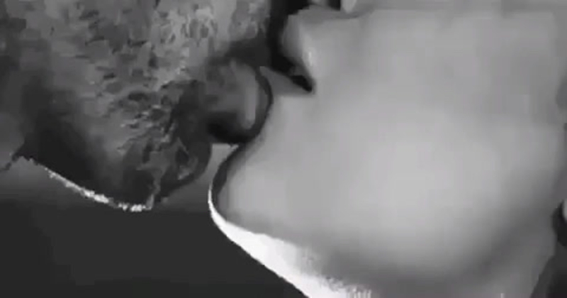 Поцелуй с языком gif