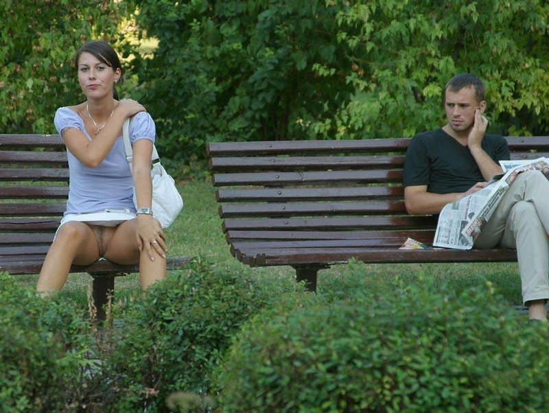 В чулках без трусиков на улице