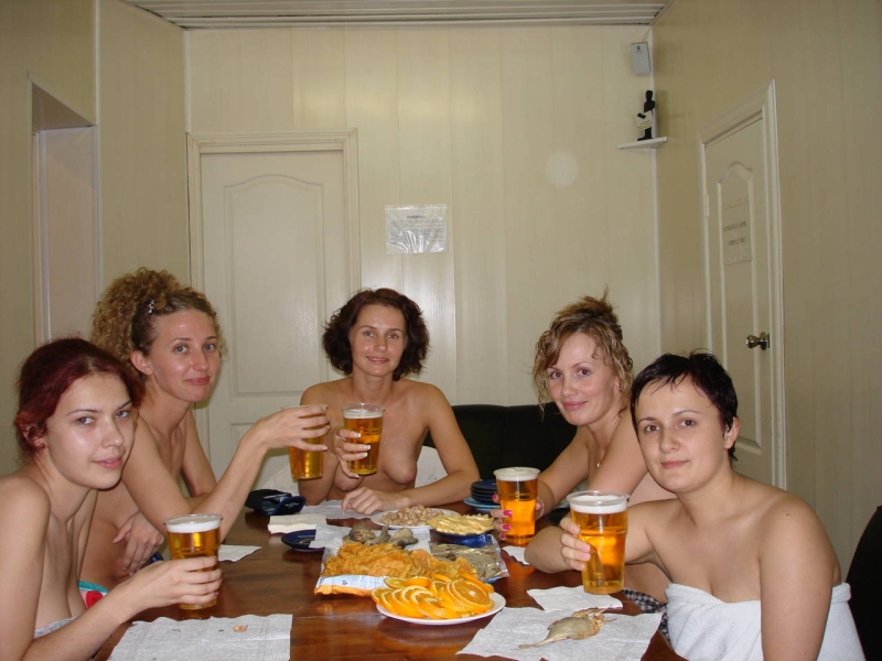 Лесби совращение в сауне