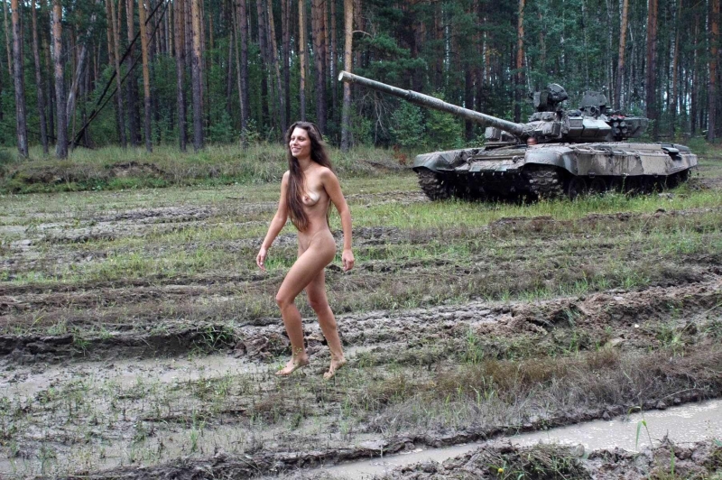 Баба с сиськами на танке