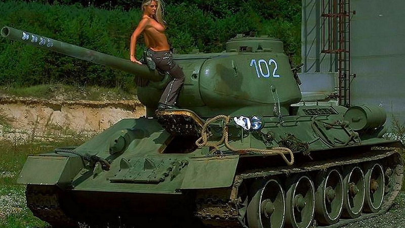 Эротические девушки и танки