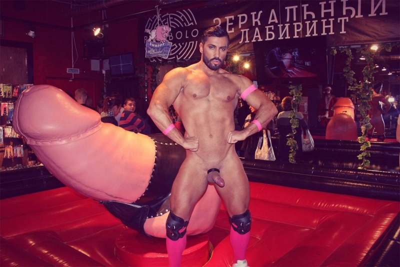 Голые парни в раздевалке