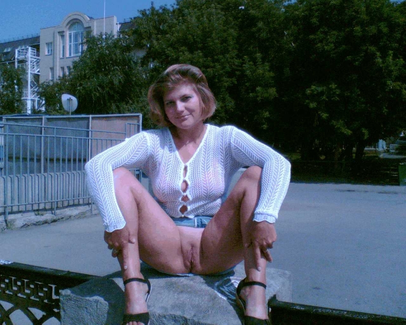 Взрослые женщины в юбке без трусов