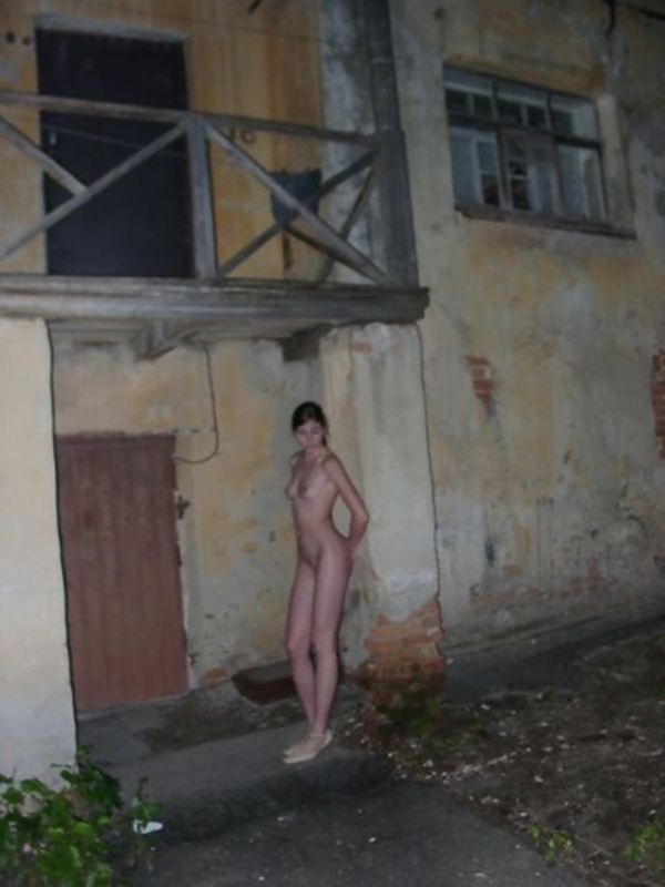 Голенькая соседка на даче