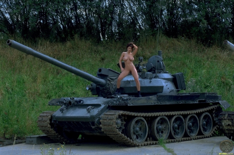 Дуло танка в девушке