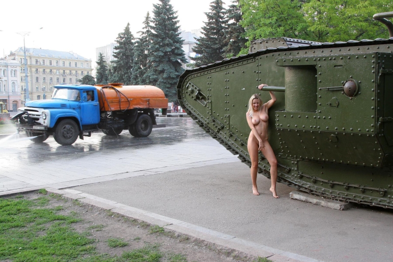 Голые девчонки на танке
