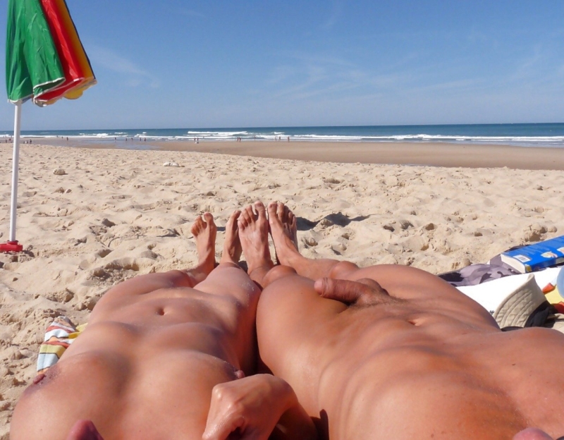 Девушки на нудийском пляже