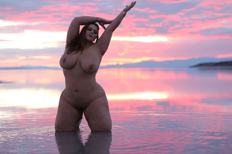 Модель плюс London Andrews nude