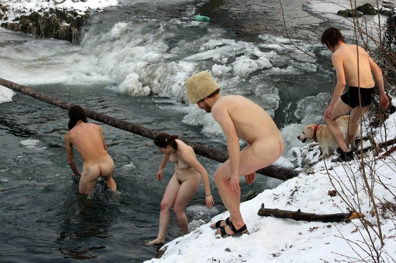 Голые старики прыгают в воду