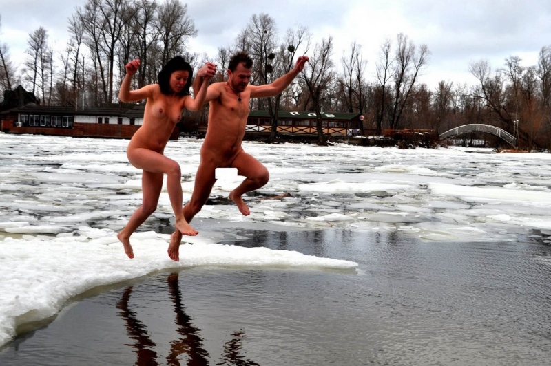 Водные процедуры парни ню
