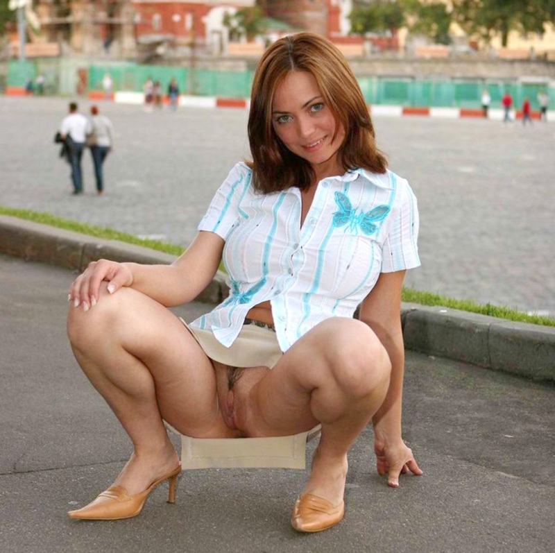 Девушки раздвигают ноги без трусов