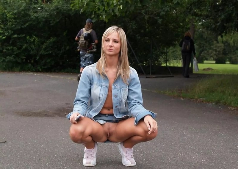Женщины без трусов на улице