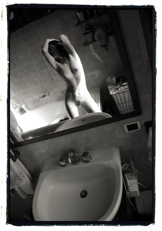 Фотографирует себя голой