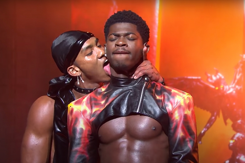 Lil nas x поцелуй