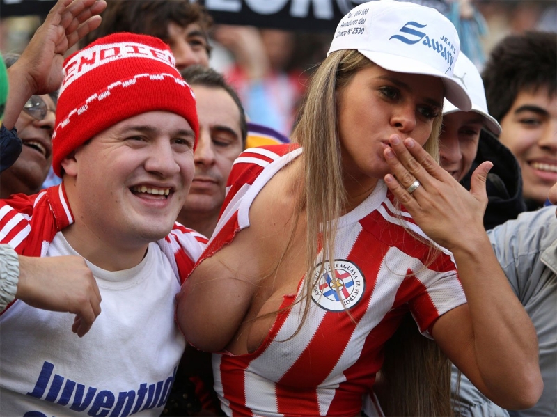 Голые болельщицы на стадионе