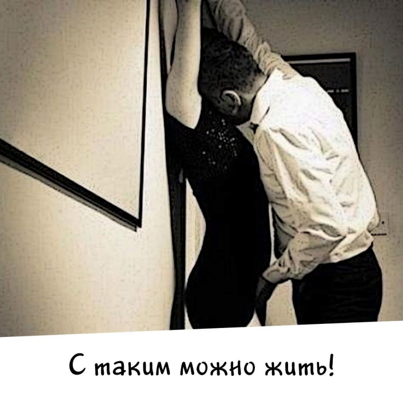 Мужчина прижал девушку к стене