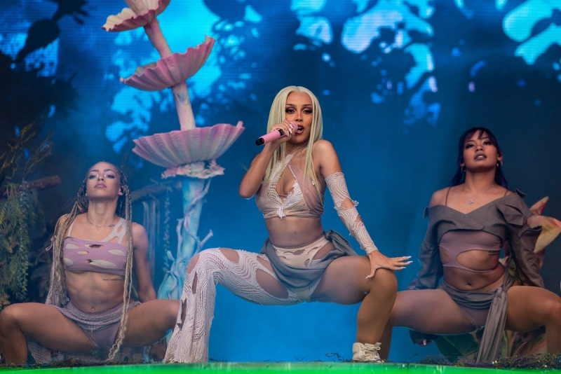 Doja Cat в купальнике на сцене