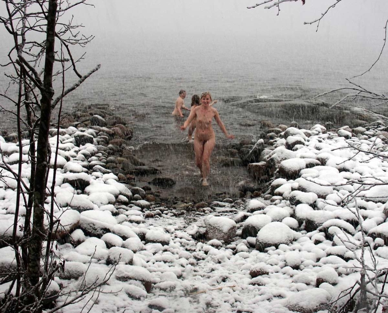 Купание в источнике голым