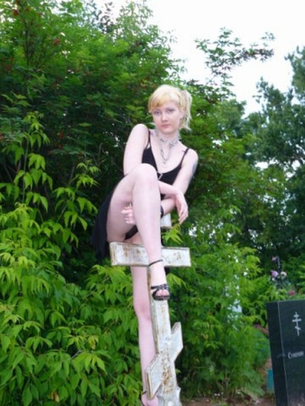 Юля сотона фотосессия на кладбище
