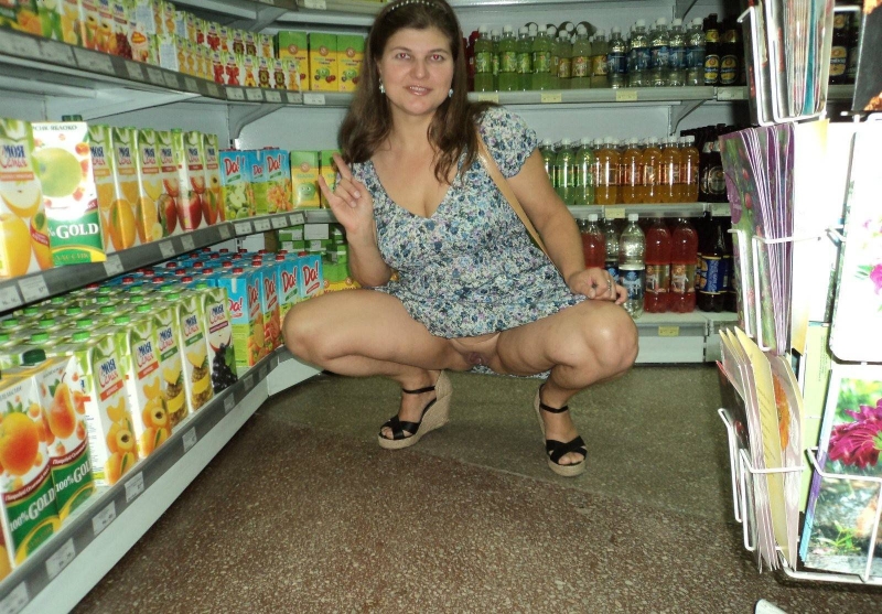 Женщина без трусиков в магазине