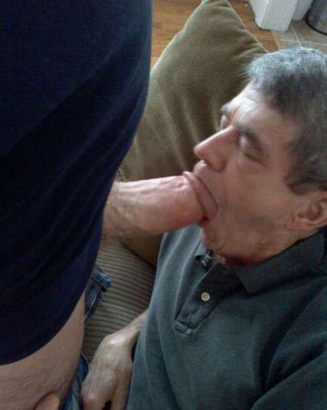 Отсасывает у зрелого мужика