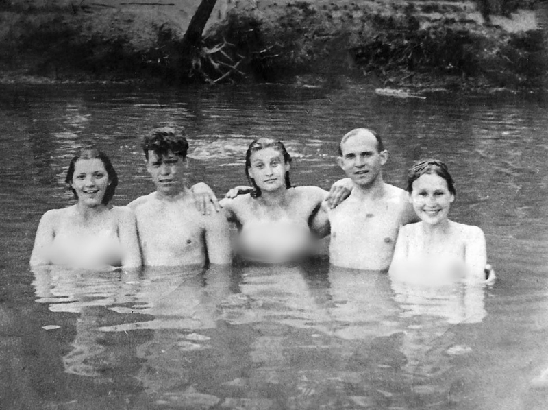 Комсомольцы завода СТАНДАРТБЕТОН купаются в Москва–реке, 10 июля 1940